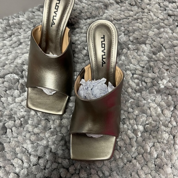 Shoe - Picture 2 of 5